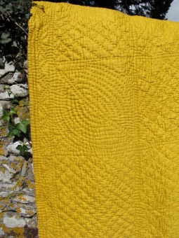floral_quilt_with_yellow_back_res_3